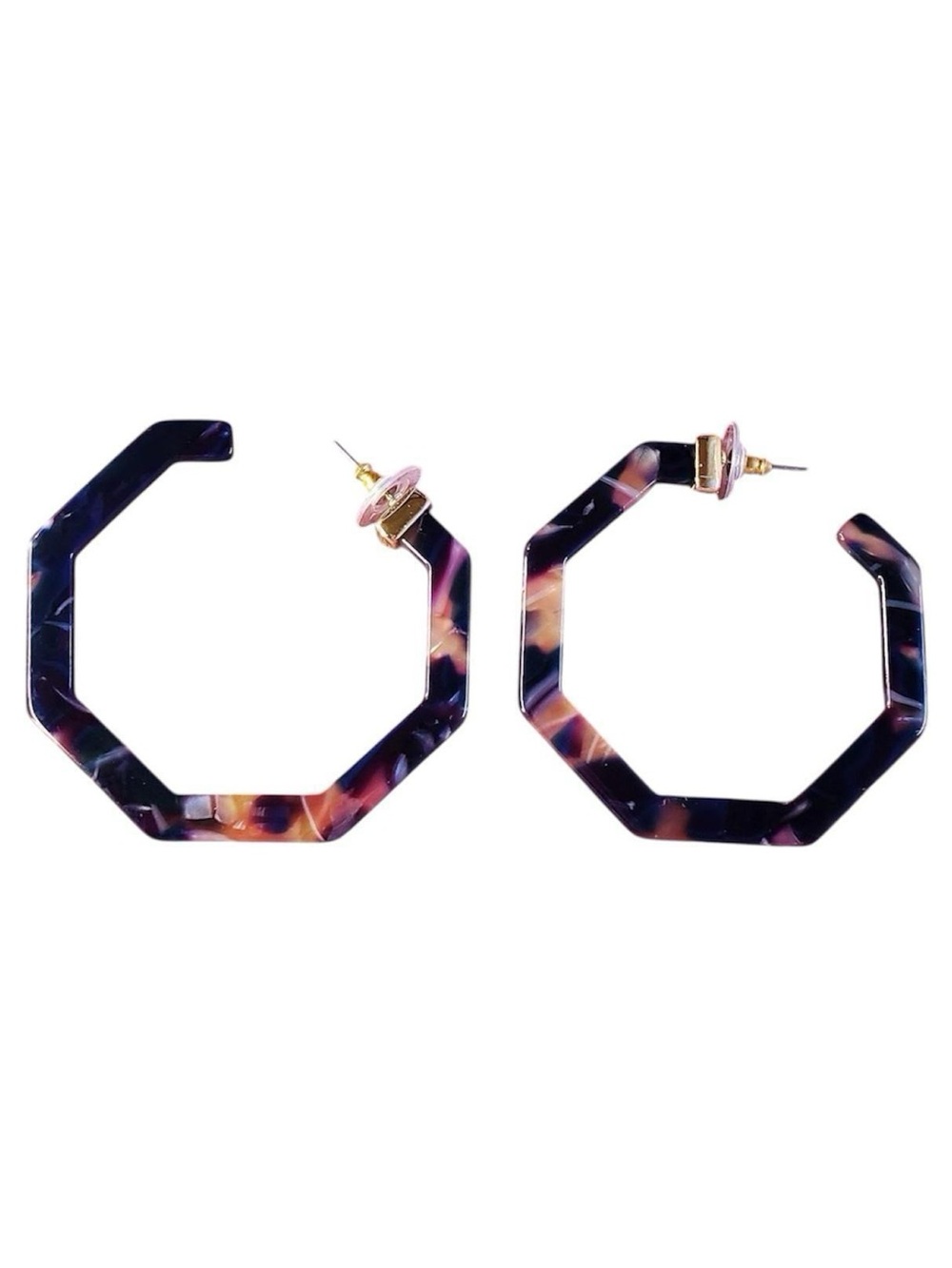 geometric tortoise shell hoop earrings.